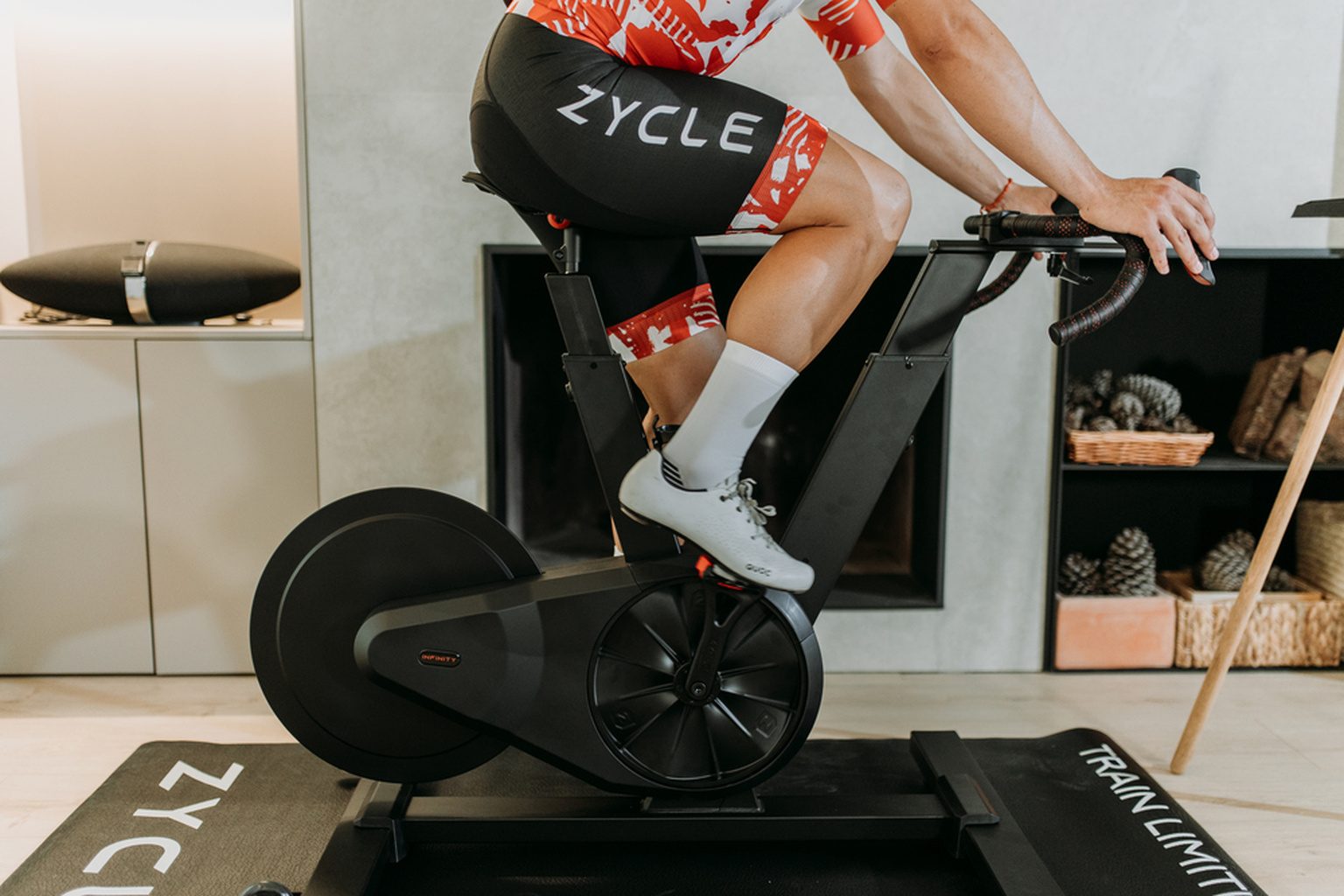 Detalle de la pedalada de un ciclista en una ZBike Infinity